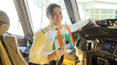 Air India B Pilot Hosts Indian Flag In The Cockpit At Chicago Usa