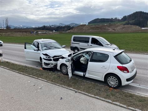 Bütschwil Autofahrerinnen bei Frontalkollision verletzt sg ch