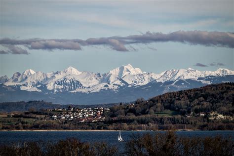 Lac Et Montagnes Vue Des Alpes Sur Le Lac De Neuch Tel Laurent I