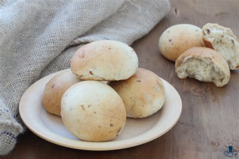 Panini Semi Dolci All Uvetta Ideali Per La Colazione O La Merenda