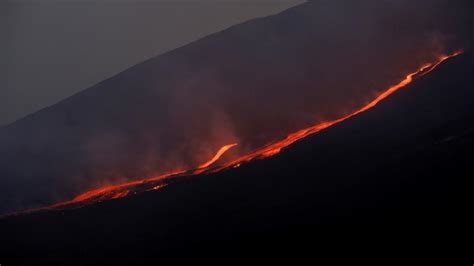 Etna las impresionantes imágenes del volcán en erupción