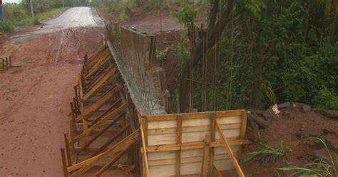 G1 Obras públicas inacabadas causam transtornos em Porto Ferreira SP