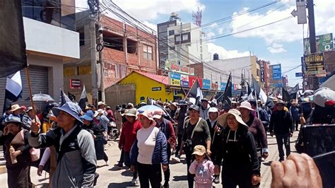 Ciudadanos recorren por las calles de Juliaca los 17 féretros para