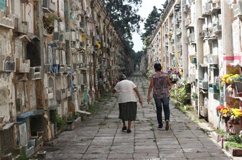 Cementerios Estar N Cerrados El De Noviembre Y Familiares Llevan