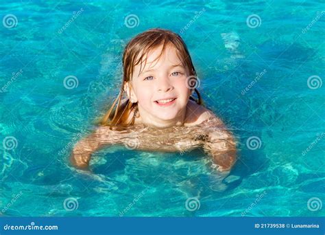 Natation Blonde De Petite Fille En Plage De Turquoise Photo Stock