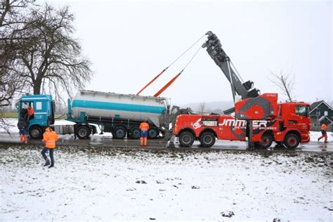 Schwierige Bergung Eines Silo Lkw In St Marien Laumat At