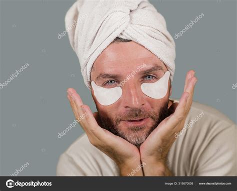 Retrato De La Cara Aislado Divertido De Joven Feliz Y Atractivo Campamento Gay Hombre Aplicando