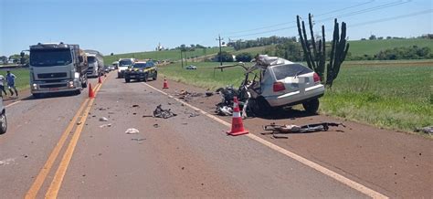 Uma pessoa morre após grave acidente entre carro e ônibus em Ubiratã