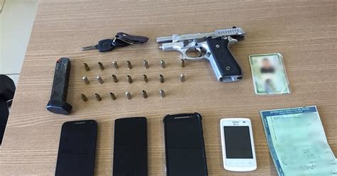 G1 Dupla Suspeita De Assaltos é Presa Com Armas E Celulares Na