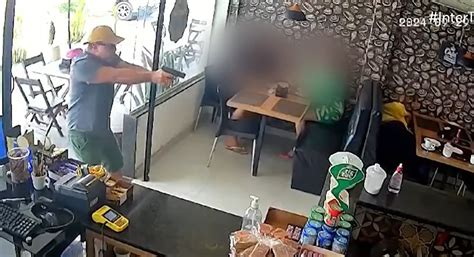 V Deo Mostra Tens O De Clientes Durante Tiroteio Em Padaria De Araruama