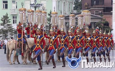 Фото Төрийн есөн хөлт цагаан тугийг Төв цэнгэлдэх хүрээлэн рүү залж байна