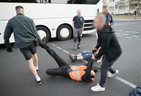 Letzte Generation besprüht Brandenburger Tor in Berlin