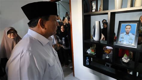 Menhan Prabowo Takziah Ke Rumah Duka Keluarga Korban Jatuhnya Pesawat