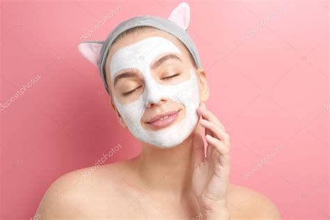 Mujer Joven Con Orejas De Gato Aplicada Mascarilla Blanca Limpiadora En