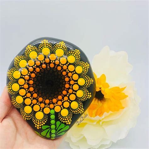 Pin By Rachn On Basic Stone Designs Mandala Painted Rocks Rock