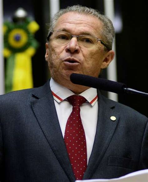 Deputado Assis Carvalho morre aos 59 anos após sofrer infarto