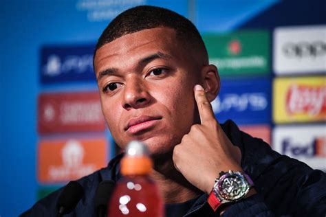 Photo Kylian Mbappé lors d une conférence de presse du Paris Saint