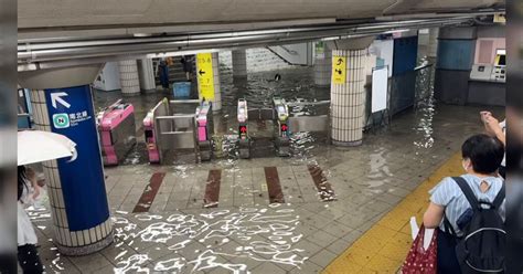 ゲリラ豪雨で市ヶ谷駅や国立競技場駅にも滝のように雨水が流れ込んでいる「水没しないか？」「市ヶ『谷』というだけはある」 2ページ目 Togetter [トゥギャッター]