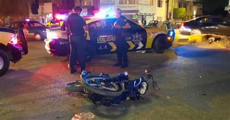 Motociclista resulta herido de gravedad al chocar contra un automóvil