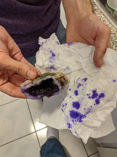 Should amethyst quarts leak like this? : r/geology