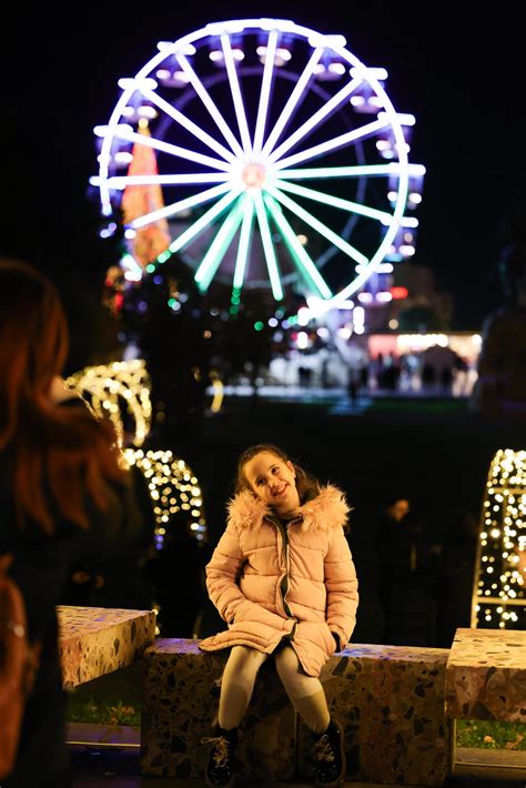 Magjia e festave të fundvitit në Tiranë pamje nga ndezja e dritave në