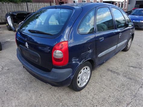 Citroen Xsara Picasso 1 8 16V Épave 2000 Bleu