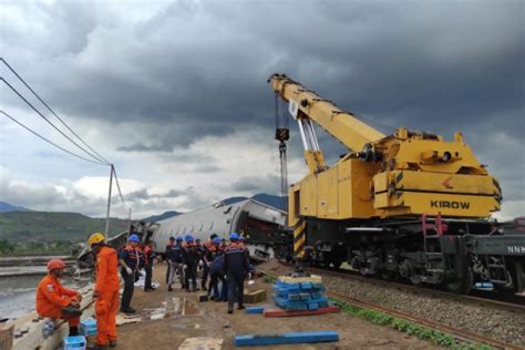 Kecelakaan KA Di Bandung Tim Gabungan Lakukan Evakuasi