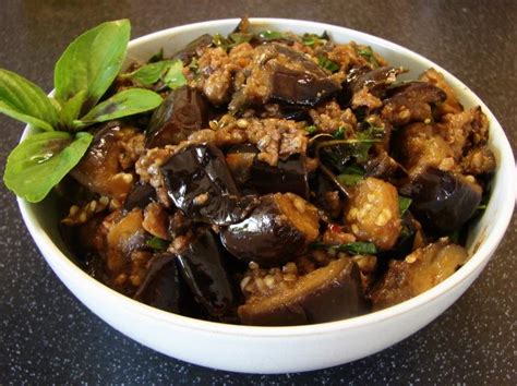 Spicy aubergine with basil