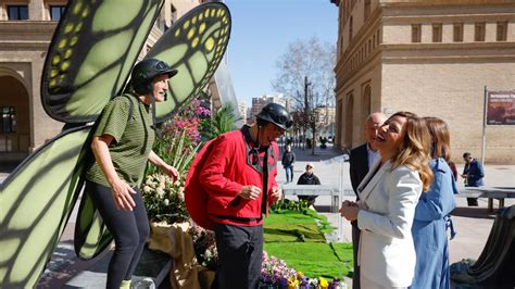 Zaragoza Celebrar Una Gran Fiesta De Primavera En La Plaza Del Pilar