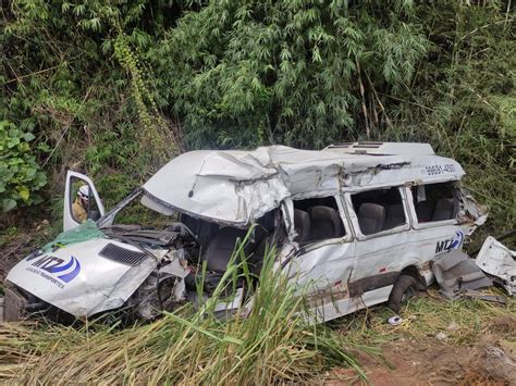 13 Pessoas Ficam Feridas Em Grave Acidente Entre Carreta E Van De