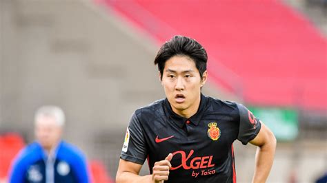 Paris Saint Germain Sign South Korean Midfielder Lee Kang In From