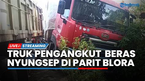 LIVE REM BLONG Truk Pengangkut Beras Nyungsep Di Parit Blora Jawa