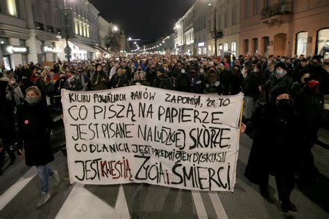 Ani jednej więcej Najmocniejsze hasła na protestach po śmierci