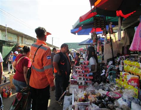 Comerciantes En Santa Ana Satisfechos Por La Afluencia De Personas Que