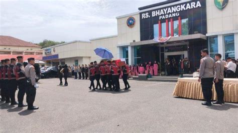 Foto Suasana Upacara Pelepasan Jenazah Kasat Reskrim Polres Solok