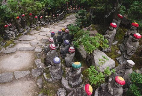 Escaleras Rodeadas De Estatuas De Buda Con Ofrendas De Sombreros De