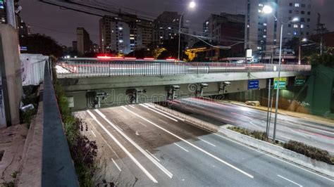 Trânsito Na Avenida 23 De Maio Perto Do Parque Ibirapuera à Noite Em