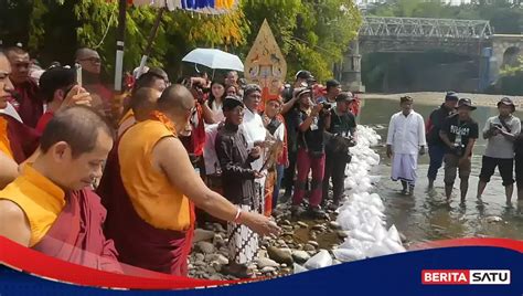 Umat Buddha Gelar Ritual Pelepasan Ikan Di Progo