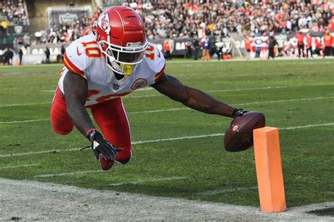 Tyreek Hill Is Questionable To Return With Ankle Injury Vs Ravens