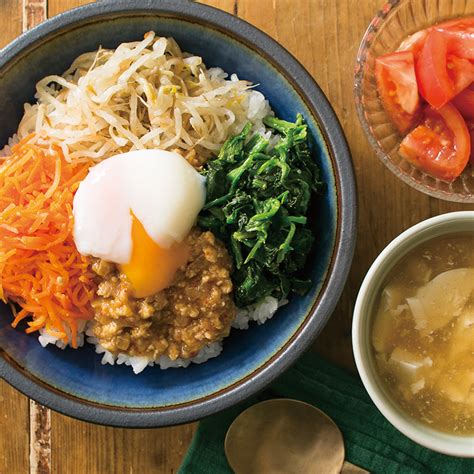 「半熟卵入りビビンバ丼」、トマトの和風マリネ、豆腐のとろとろスープ（2人分）｜だいどこログ 生協パルシステムのレシピサイト