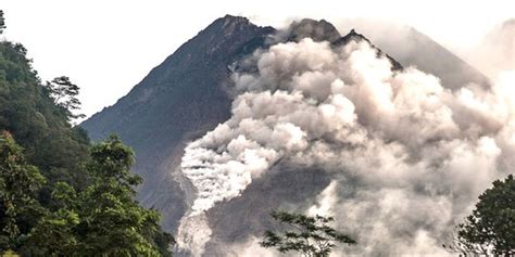 Gunung Merapi Luncurkan Guguran Awan Panas Dua Kali Hingga 2 5 Km