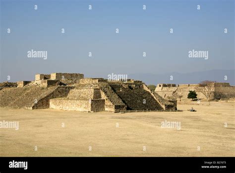 La Plaza Principal El Sitio Arqueol Gico De Monte Alb N Cerca De La