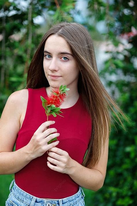 Süßes Teenager Mädchen In Einem Park Umgeben Von Pflanzen Hintergrund