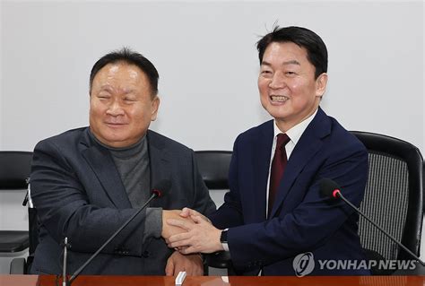 Ruling Party Lawmaker Meets Independent Lawmaker Yonhap News Agency