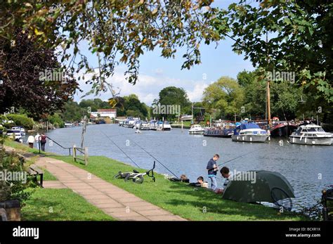 Riverside Sunbury On Thames Hi Res Stock Photography And Images Alamy