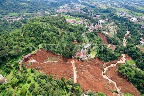 LONGSOR AKIBAT GEMPA CIANJUR ANTARA Foto