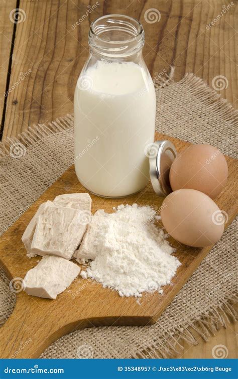 Backenbestandteile Milch Mehl Eier Und Hefe Stockbild Bild Von