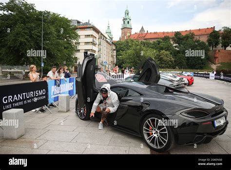 Un Ferrari Est Aparcado En La Calle Durante La Gran Turismo Polonia