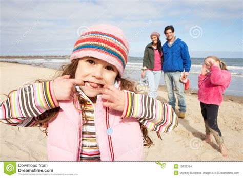 Familia Que Recorre A Lo Largo De La Playa Del Invierno Foto De Archivo