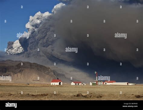 Ferme Avec Nuage De Cendres Volcaniques L Ruption Du Volcan De